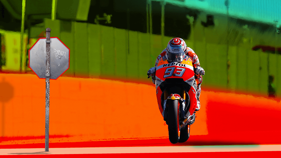 Marc Márquez rodando frente a señal de stop
