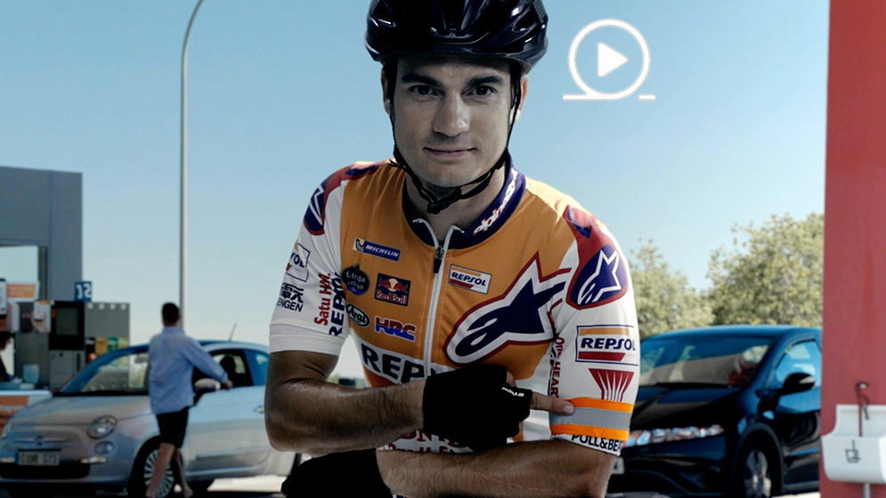 Dani Pedrosa con casco y Maillot de ciclista