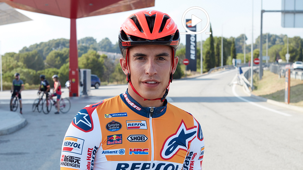 Marc Márquez con casco de bicicleta