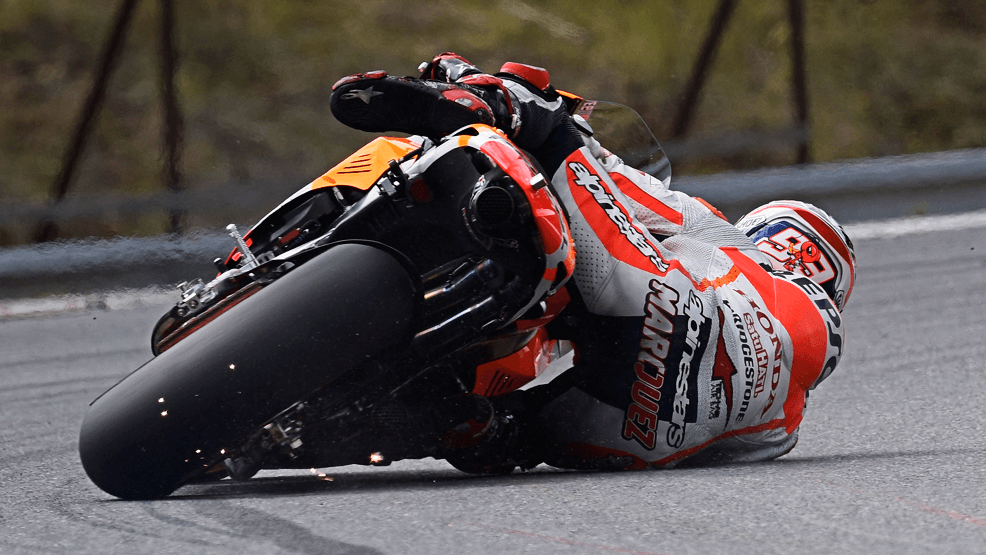 Récords encima de una moto.