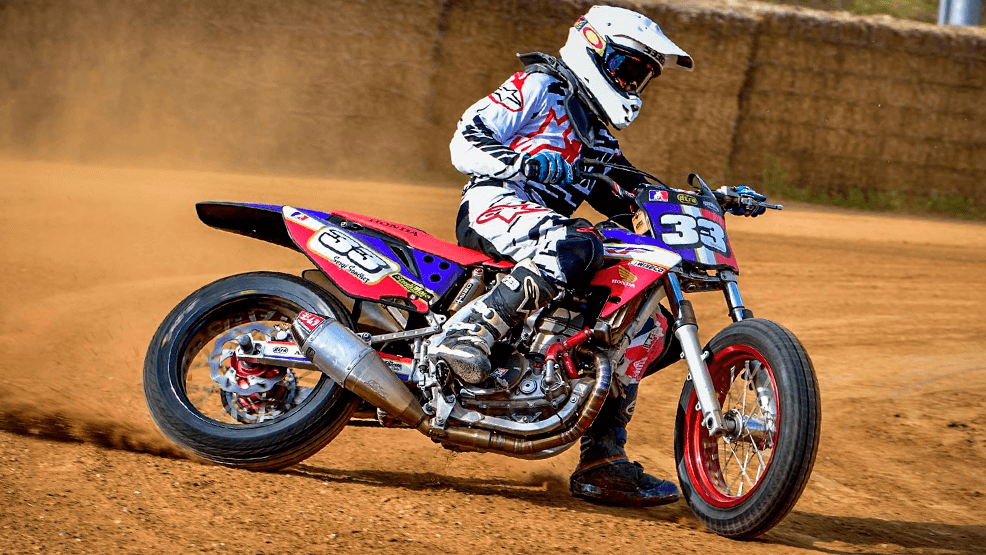 Piloto de Dirt Track derrapando