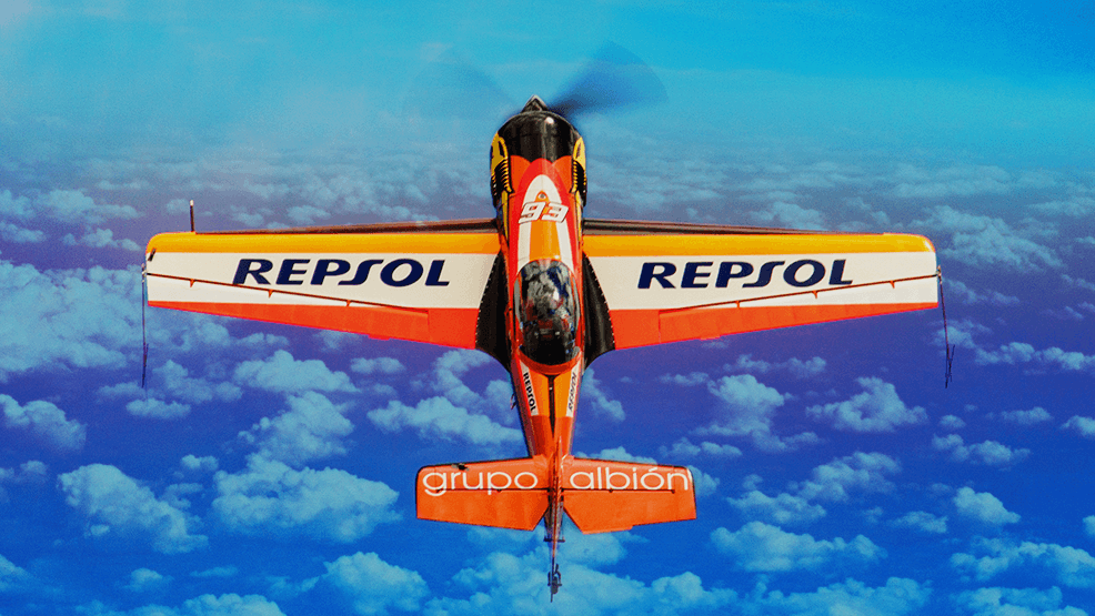Cástor fantoba pilotando avión del Repsol Bravo3