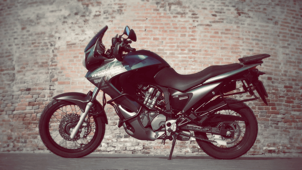 Moto deportiva negra