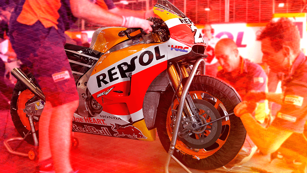 Técnicos de Dani Pedrosa trabajando en la RC213V en el Box