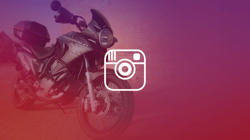 Moto negra y logo de instagram