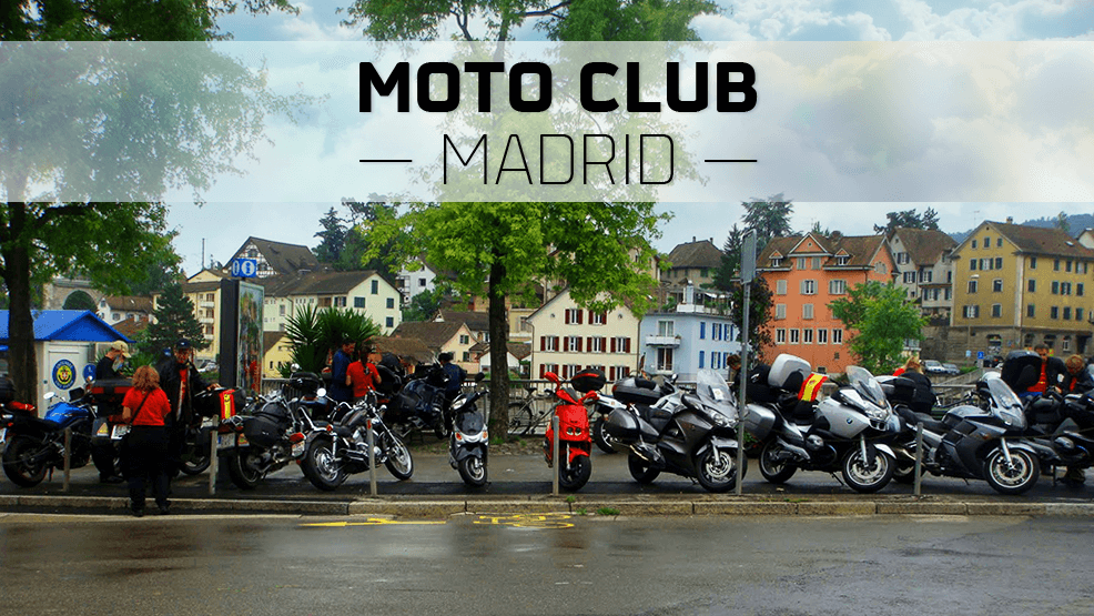 Motos aparcadas en la acera