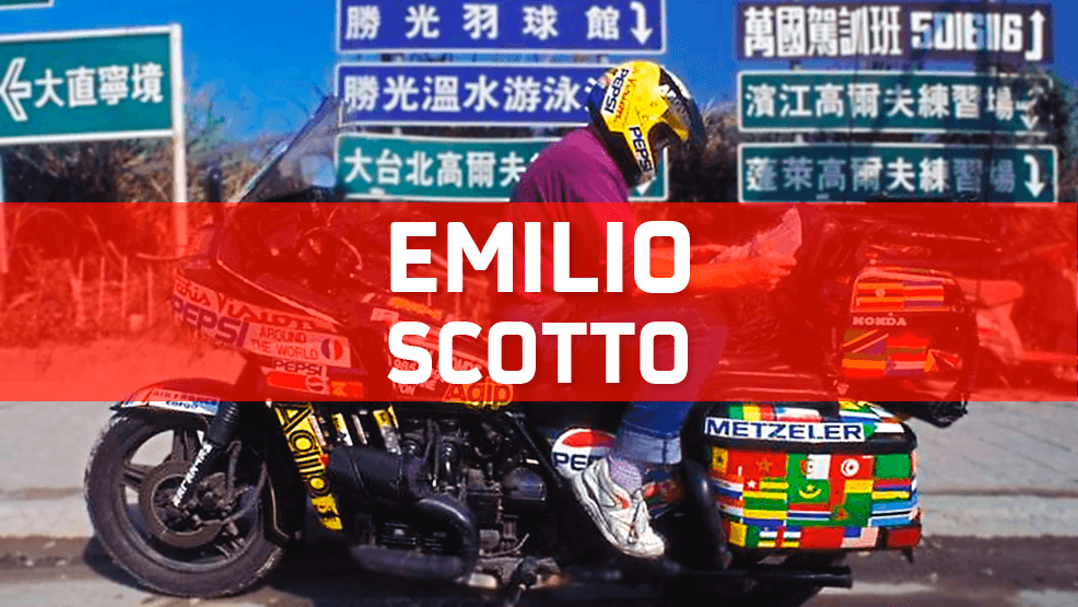Emilio Scotto sentado al revés en su moto