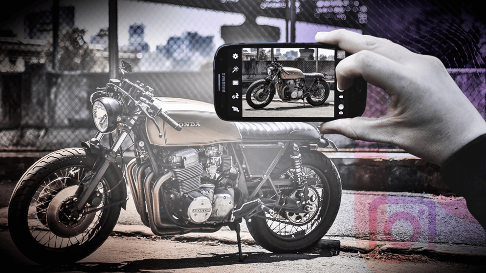 Foto de Honda naked con el móvil