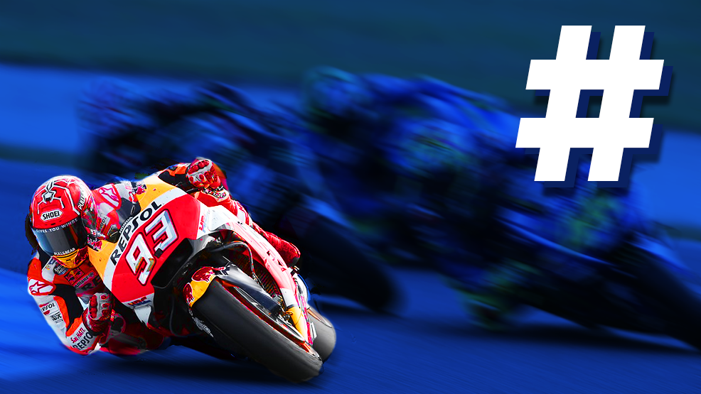 Marc Márquez rodando con un hashtag enorme al lado
