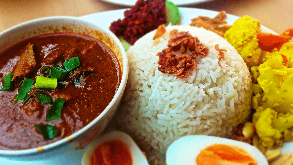 Plato de arroz con verduras y salsa