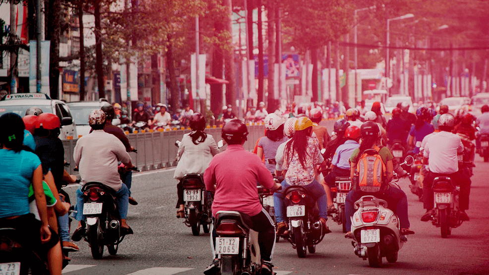 Motos en carretera atestada