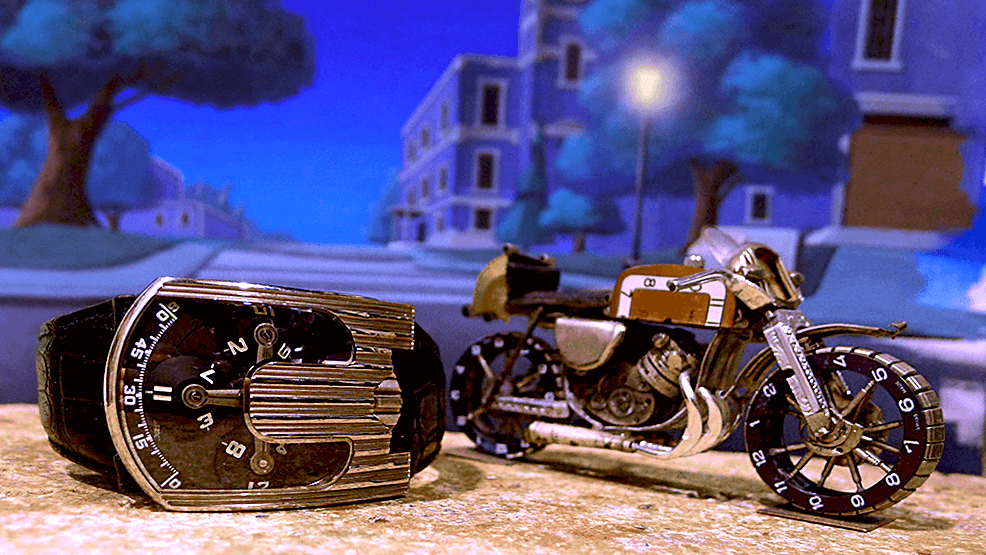 Moto creada a partir de piezas de relojes.