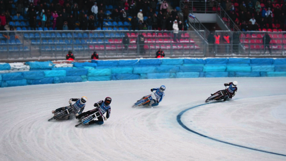 Motos rodando en el hielo