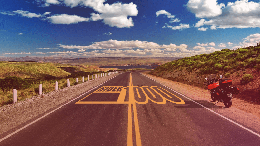 Moto roja aparcada junto a carretera en el campo
