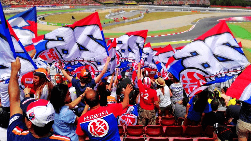 Fans de Dani Pedrosa con banderas rojiazules