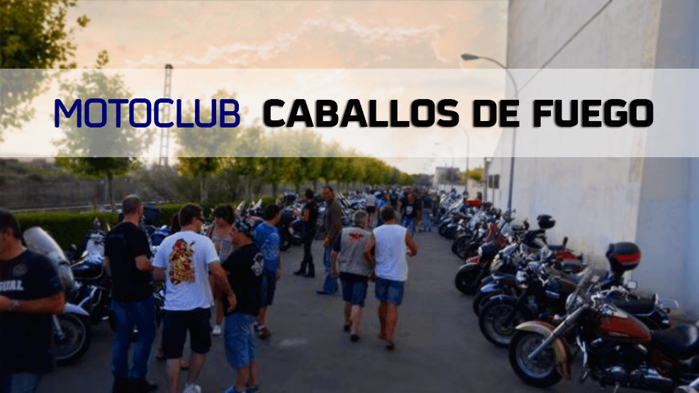 Motos aparcadas a lo largo de una calle