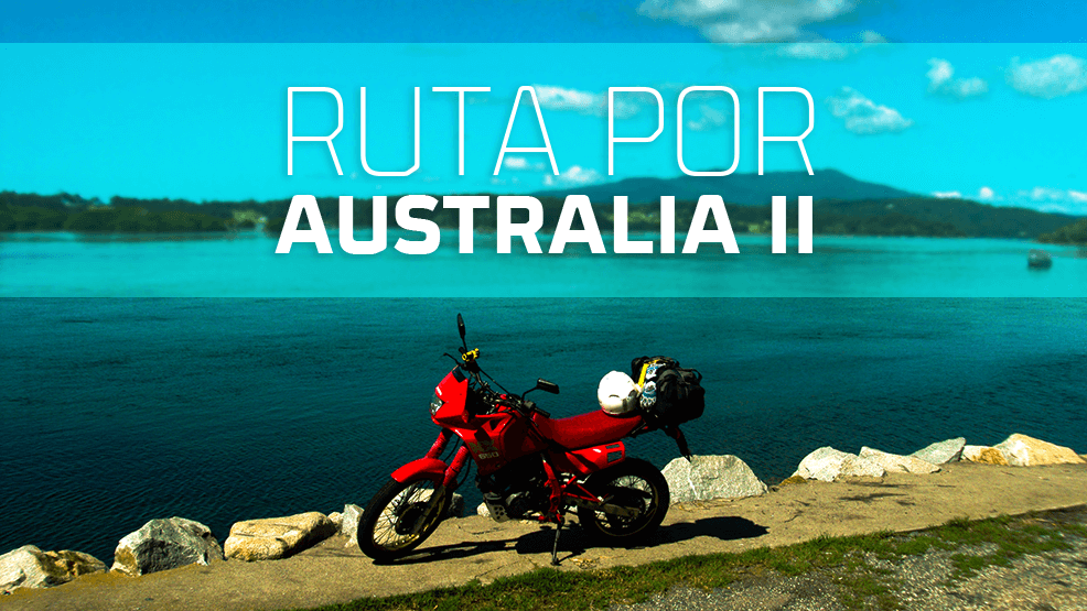 Moto roja aparcada junto al mar