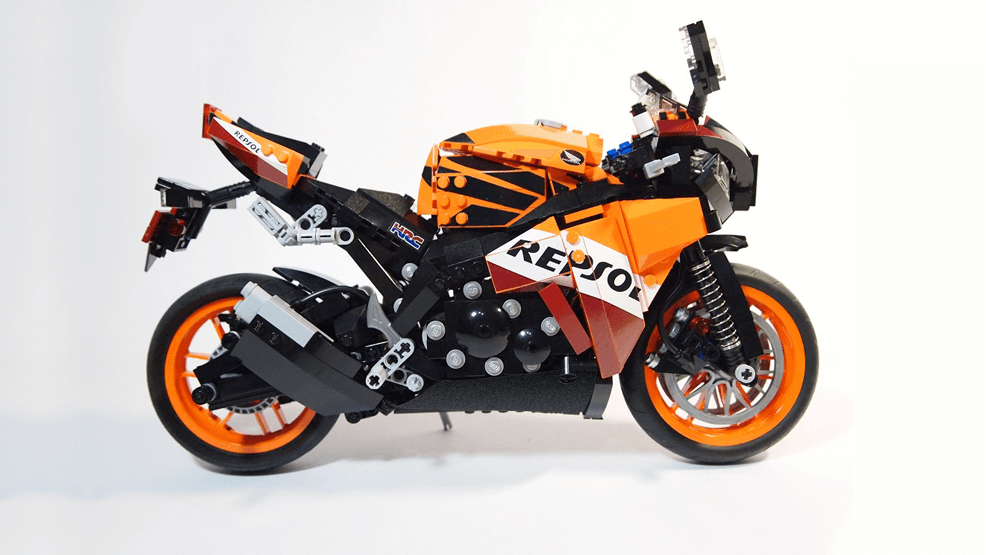 Moto hecha de piezas de lego