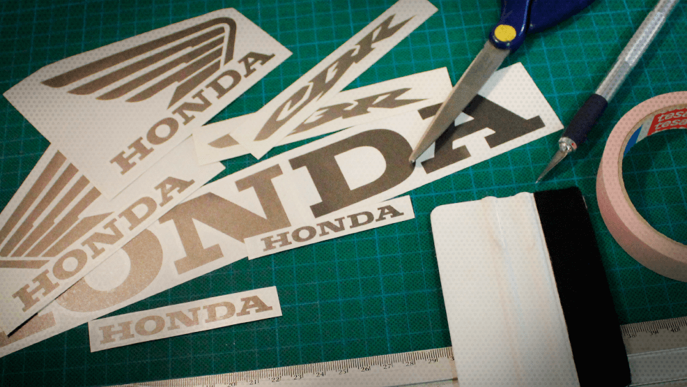 Mesa de corte, vinilos, tijeras, cinta y cutter