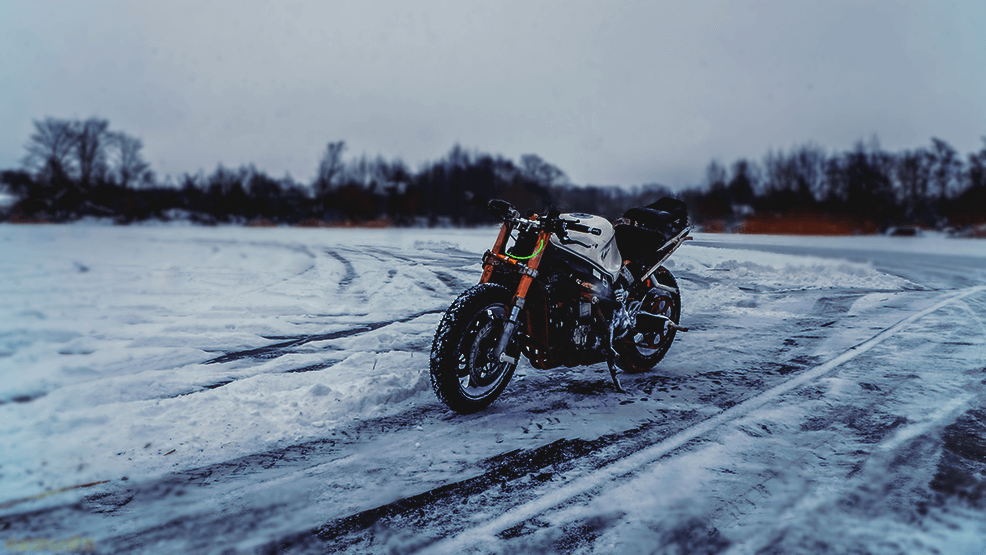 Moto en paraje helado