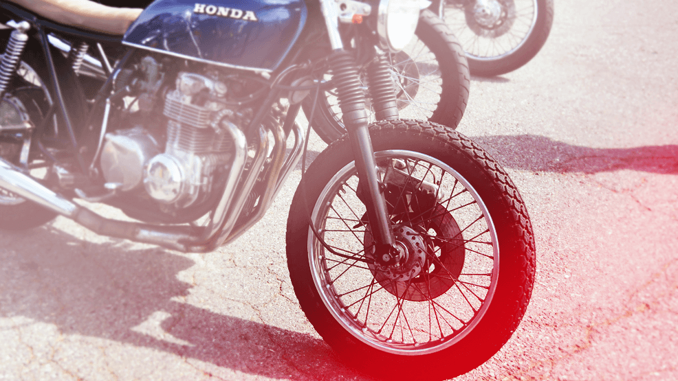 Rueda delantera de moto honda con motor de 5 cilindros en serie