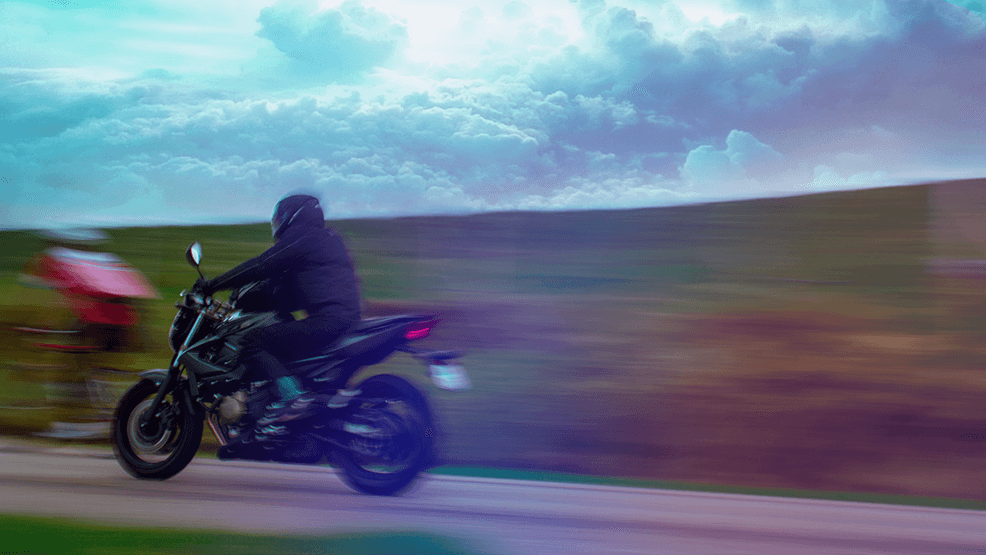 Motorista a punto de adelantar a ciclista muy rápido