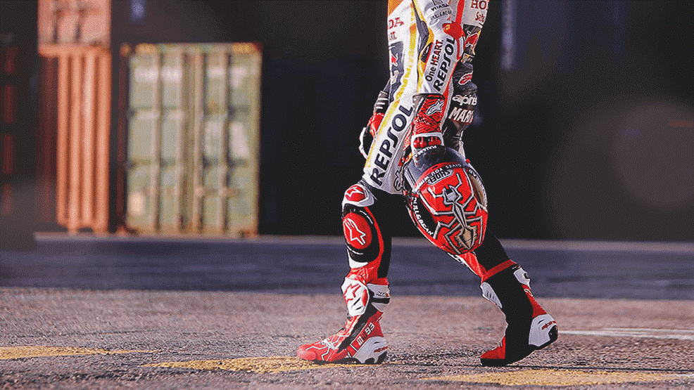 Marc Márquez de cuello para abajo sosteniendo su casco