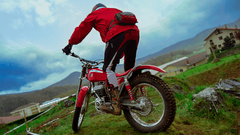 Motorista de Trial en moto roja
