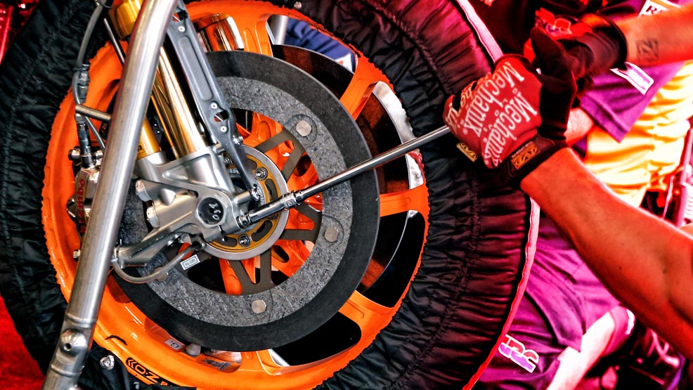 Cambio del sistema de frenos en una MotoGP