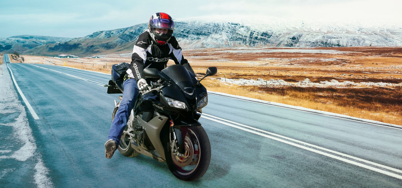 Saludo motero con el pie hecho por un motero en una honda cbr