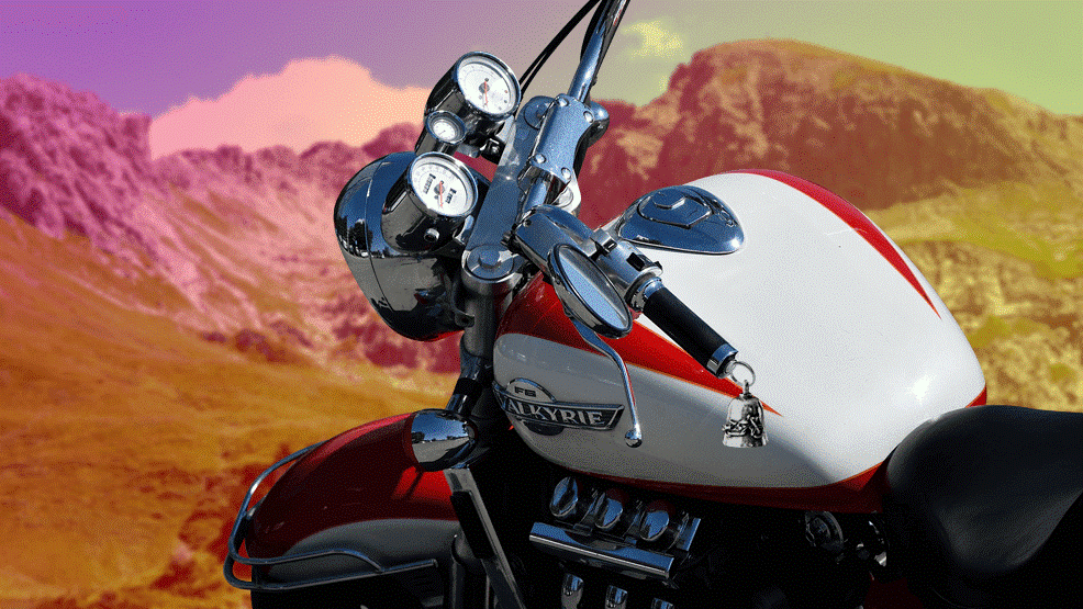 Moto con una campanilla colgada del manillar