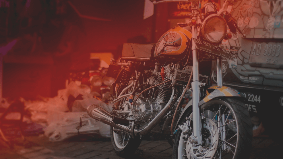 Moto en taller oscuro