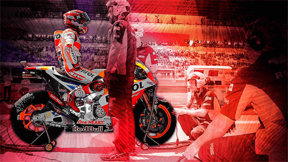 Marc Márquez en el pit lane con su equipo trabajando en la moto