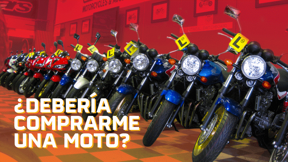 Motos aparcadas en batería con etiquetas de L