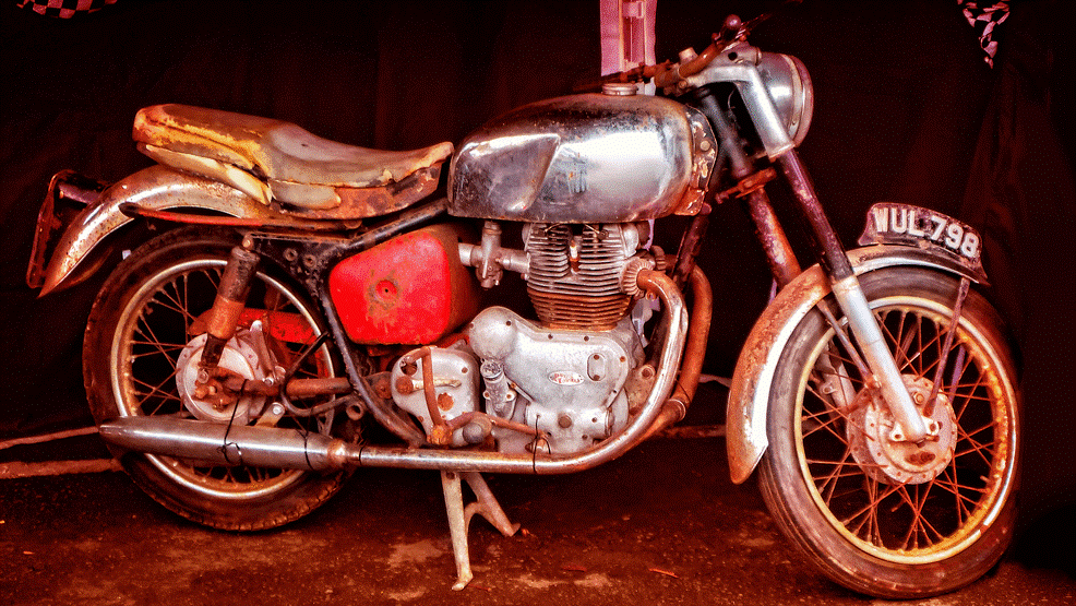 Moto antigua oxidada