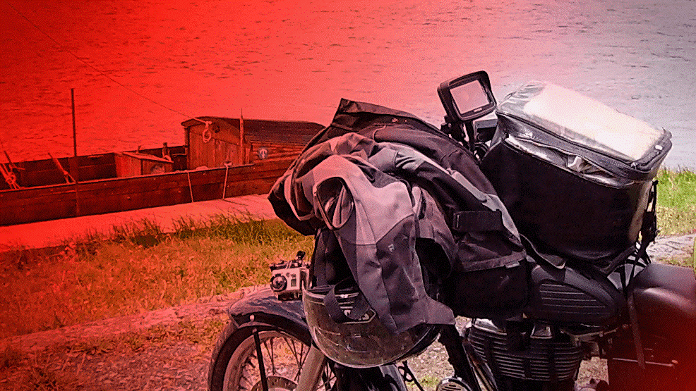 Moto aparcada con soporte móvil