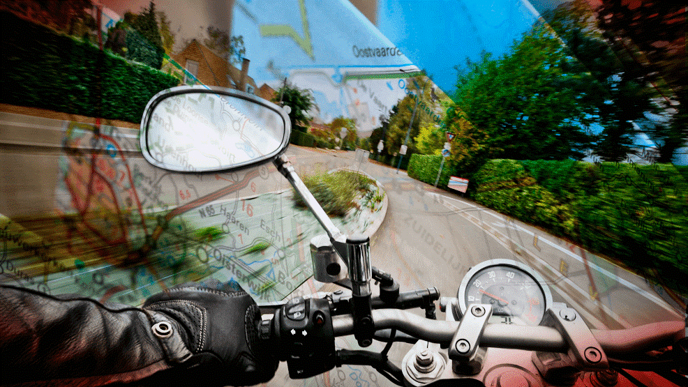 vista subjetiva de motorista con plano de carretera