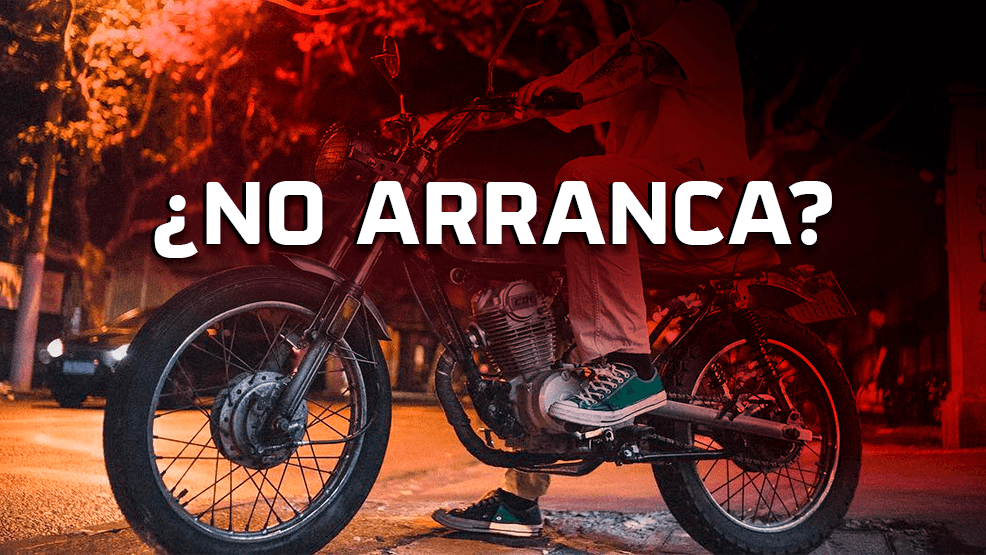 Motorista con zapatillas en moto desnuda