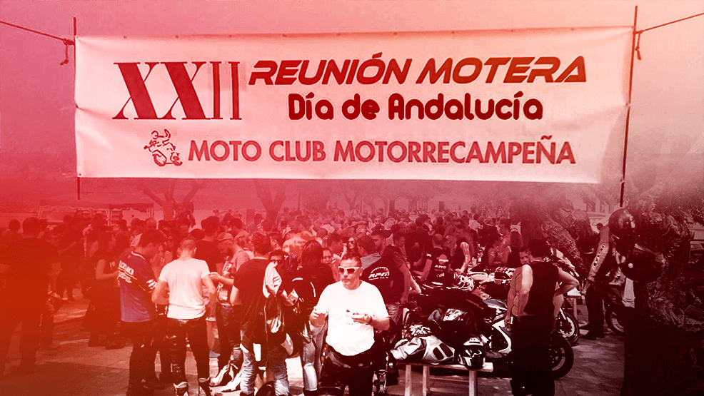 Renuión de motoristas con banner del día de Andalucía