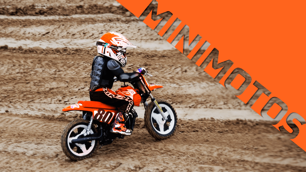 Niño motero en minimoto